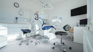 Un medic stomatolog de 35 de ani a fost găsit mort &icirc;n cabinetul lui din Călărași. S-a deschis dosar penal de moarte suspectă