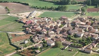 Un sat spaniol frumos, la 2 ore de Madrid, oferă gratuit o casă unei familii dispuse să se mute aici și să administreze barul local