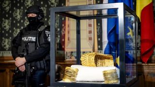 Cum arată acum coiful de la Coțofenești și cele două brățări dacice, furate și recuperate &icirc;n Olanda