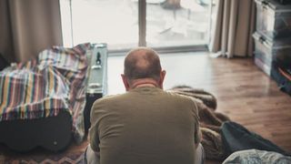 O femeie a depus la poliție pl&acirc;ngere &icirc;mpotriva soțului pentru că i-a ascuns faptul că era chel