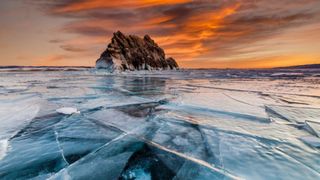 Tragedie pe Baikal: Un microbuz cu turiști străini s-a scufundat sub gheață, &icirc;n timp ce traversa cel mai ad&acirc;nc lac din lume