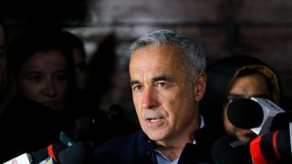 Călin Georgescu a fost ridicat &icirc;n trafic de DIICOT. Au loc percheziții la locuința sa din Mogoșoaia