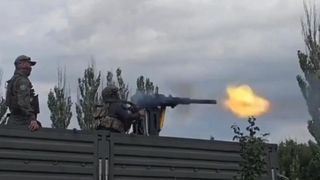 Imagini virale cu un soldat rus care scapă de sub control o mitralieră YakB-12.7. Arma a fost proiectată iniţial pentru elicoptere