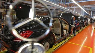 Mercedes compară costul unei ore de muncă la Cugir cu cel din Germania: Diferența ajunge la 81,7%. Ce decizie ar putea lua compania