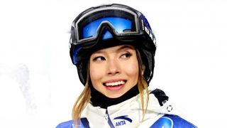 Eileen Gu, cea mai bogată şi frumoasă sportivă de la JO, este hărţuită şi agresată fizic pentru că schiază pentru China, &icirc;n loc de SUA