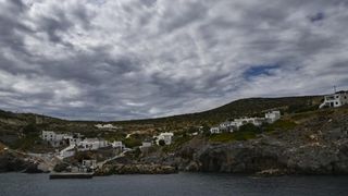 O insulă grecească îi plătește cu 18.000 de euro pe cei care doresc să se mute acolo. Are școală și cafenea și doar 24 de locuitori