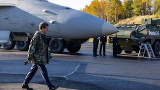 Nicușor Dan, &icirc;n haină de camuflaj, la o bază aeriană NATO din Finlanda. &bdquo;Rom&acirc;nia &icirc;și dorește să aprofundeze această cooperare&rdquo;