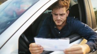 Noi reguli pentru șoferi. Cei care nu-și achită amenda timp de 90 de zile vor avea premisul suspendat. Cum se recuperează