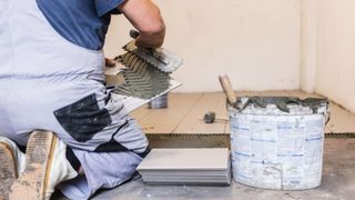 Doi soți care au cumpărat o biserică veche ca să o transforme &icirc;n casă au făcut o descoperire &icirc;nfiorătoare sub podea, &icirc;n timp ce renovau