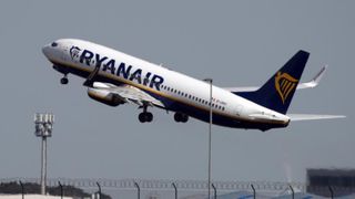 Un geam al unui avion Ryanair care zbura spre Munchen s-a spart &icirc;n timpul zborului. Un pasager a fost tras pe jumătate &icirc;n afară