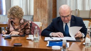 Guvernul anunță pentru cine se taie pensia cu 85% dacă răm&acirc;ne angajat la stat. &bdquo;Nu se aplică pensiilor contributive&rdquo;