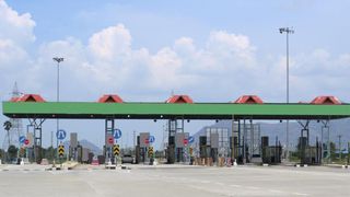 C&acirc;țiva bărbați au pus o stație de taxare falsă pe autostradă și au &icirc;ncasat 700.000 de euro &icirc;ntr-un an și jumătate, &icirc;n India