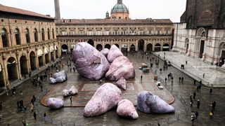 Ce sunt uriașele roci care au apărut &icirc;n piața Maggiore din Bologna și de ce toată lumea vorbește despre ele