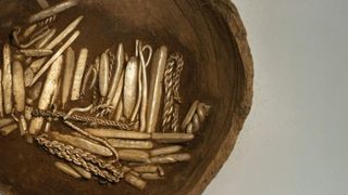 Un bărbat care smulgea buruieni din curtea casei a găsit un vas de lut cu o comoară vikingă de 18 kg, veche de 1.000 de ani
