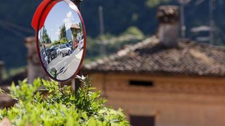 O femeie obsedată de Feng Shui a provocat o mulțime de accidente, pentru că tot muta oglinda de trafic din cartier ca să aibă armonie