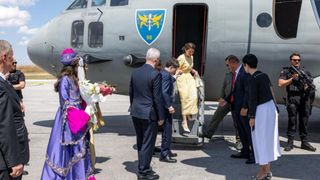 Imagini de la sosirea lui Nicuşor Dan la Ankara cu avionul Spartan, pentru Summitul NATO. Preşedintele e &icirc;nsoţit de Mirabela Grădinaru