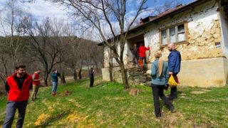 Un bătr&acirc;n locuiește singur &icirc;ntr-un sat din Munții Buzăului și merge 12 km p&acirc;nă la magazin. Acum a primit un ajutor nesperat&nbsp;