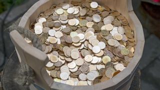 Un bulgar s-a dus la bancă cu trei butoaie pline cu monede leva ca să le schimbe în euro