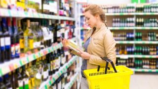 Comerciații vor ca data expirării să fie scoasă de pe produsele alimentare din Rom&acirc;nia. Ce se va regăsi pe ambalaj &icirc;n locul acesteia