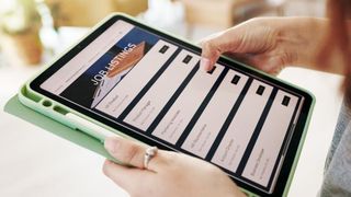 O tânără a aplicat la sute de locuri de muncă și nu înțelegea de ce nu o sună nimeni. Apoi a aflat ce ascundeau anunțurile