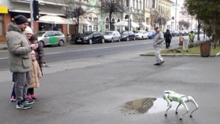 Orașul din Rom&acirc;nia unde patrulează roboți umanoizi și patrupezi pe străzi: &bdquo;Agenții&rdquo; cu AI fac curățenie și &bdquo;vorbesc&rdquo; cu locuitorii