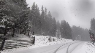 Dimineață cu temperaturi de iarnă și ninsori, &icirc;nainte de Paște: -6&deg;C la Păltiniș, -5 la Sinaia. Unde au fost -12&deg;C &icirc;n toiul primăverii