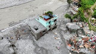 O casă turcoaz a rămas &icirc;n picioare după ce a fost lovită de viitura din Nepal și toată lumea se &icirc;ntreabă cum a fost posibil