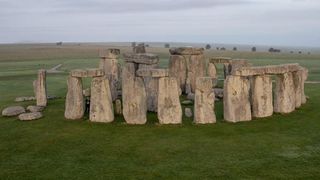 În 1915, Stonehenge a fost vândut la licitație cu 6.600 de lire. Trei ani mai târziu, cumpărătorul a donat celebra ruină Marii Britanii