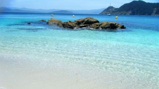 Plaja desemnată cea mai frumoasă din lume se află &icirc;n Europa. Paradisul cu ape turcoaz și nisip alb, la prețuri neașteptat de mici