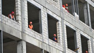 Invenția unor cercetători români ar putea revoluționa construcțiile: Materialele scumpe, înlocuite cu plastic și sticlă reciclate