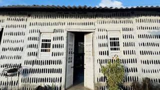 Maria și mama ei și-au construit o casă de 70 mp din 8.000 de sticle găsite pe stradă. Interiorul este spectaculos