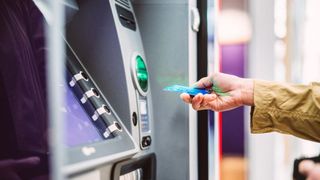 Din greșeală, un bărbat din Vaslui a primit &icirc;n cont o sumă mare de bani și n-a vrut să o dea &icirc;napoi. Cazul a ajuns la Poliție