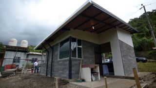 O femeie a făcut economii timp de 9 ani pentru a cumpăra un teren, apoi și-a construit casa cu 7 tone de plastic reciclat