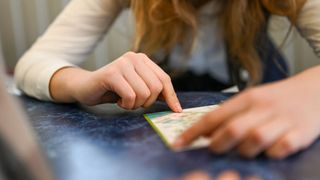 Răsturnare de situaţie &icirc;n cazul rom&acirc;ncei care a fugit cu biletul de loterie de 500.000 de euro. Premiul nu a fost validat