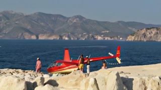 Un elicopter a aterizat pe o plajă din Grecia, printre turiști, pentru că un pasager ar fi vrut să &icirc;noate. Poliția a deschis o anchetă