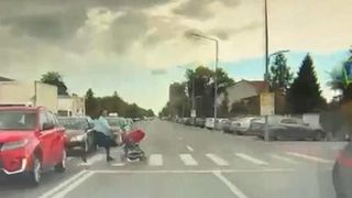 Momentul &icirc;n care o mamă e lovită mortal a fost filmat de camera de bord a mașinii. Șoferul accelerează &icirc;nainte de trecerea de pietoni