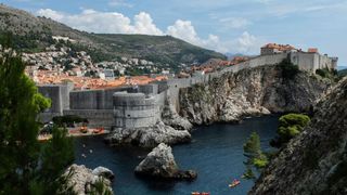 Țara din Balcani preferată de mulți români pentru vacanțe a devenit mai scumpă decât Spania și Grecia: „Își pierde avantajul”