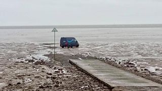 Un șofer Amazon a ajuns cu mașina în mare, urmărind indicațiile GPS pentru a livra un colet