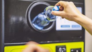 Un bărbat s-a dus la aparatul de reciclare cu aproape 8.000 de sticle și doze și l-a ținut ocupat 8 ore. C&acirc;ți bani a &icirc;ncasat