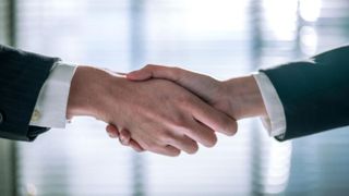 Un t&acirc;năr a fost concediat după doar două zile pentru că a refuzat să dea m&acirc;na cu șefa lui. Ulterior a primit de la companie 34.000 euro