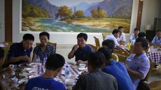 Coreea de Nord le spune oamenilor să măn&acirc;nce supă de c&acirc;ine ca să facă față caniculei &icirc;n &bdquo;mod patriotic&rdquo;. Ce este &bdquo;dangogi guk&rdquo;