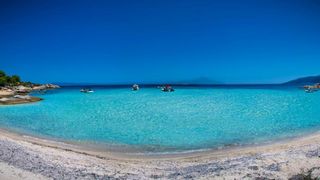 Insula din Grecia unde apa mării este caldă aproape tot timpul anului, iar v&acirc;ntul nu bate niciodată