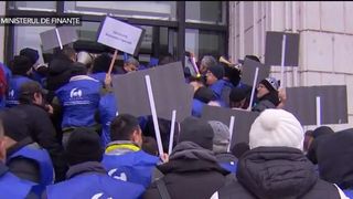 Protestatarii au încercat să forțeze intrarea în Ministerul Finanțelor. Ei amenință că lasă Bucureștiul fără încălzire