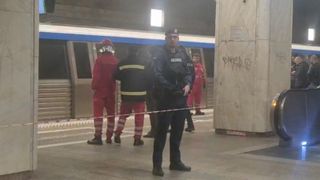 Un t&acirc;năr de 22 de ani a murit călcat de metrou la stația Piața Unirii 2 din București. Circulația garniturilor de tren este afectată
