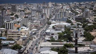 Țara care se pregătește să folosească din nou propria monedă după 35 de ani de dependență de dolarul american