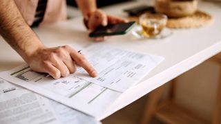 Curentul electric se scumpeşte din nou de la 1 ianuarie 2026. Ce pot face rom&acirc;nii ca să plătească facturi mai mici la energie