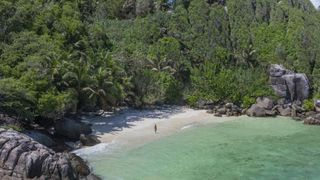 Bărbatul care cumpărat o insulă pustie cu 9.000 € și a transformat-o în refugiu anti bogați. A refuzat să o vândă cu 50 milioane $