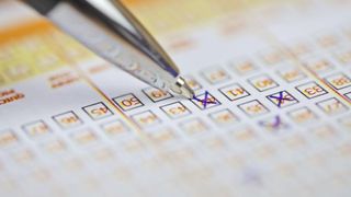 O femeie care a câștigat 120 de milioane de euro la loterie a rămas aproape fără nimic după un an și spune că nu-i pare rău