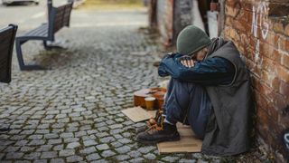 Un cerșetor care stârnea mila spunând că este invalid și fără adăpost locuia, de fapt, într-o casă cu 3 etaje și avea mașină cu șofer