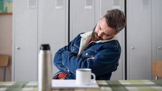 Un bărbat a fost concediat pentru că a adormit la birou. A dat &icirc;n judecată firma și a primit toate salariile restante și compensații